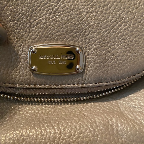 Michael Kors gray crossbody purse 7”x7”. So soft with lots of pockets - Picture 7 of 7